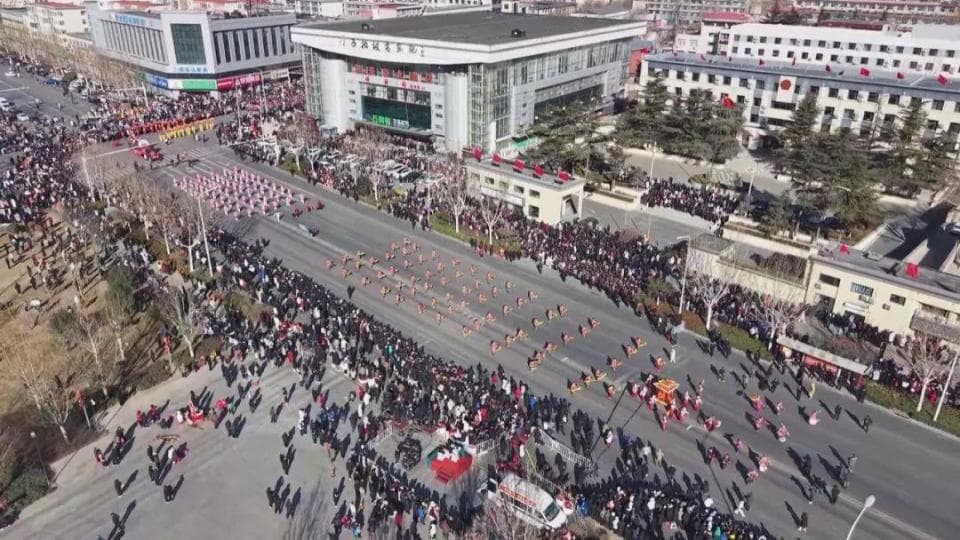 石家庄市平山县：传统庙会掀起“红色秧歌风”