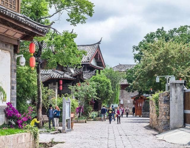 丽江古城古韵浓，束河古镇风情长，品味怀旧老式锅巴的香脆时光