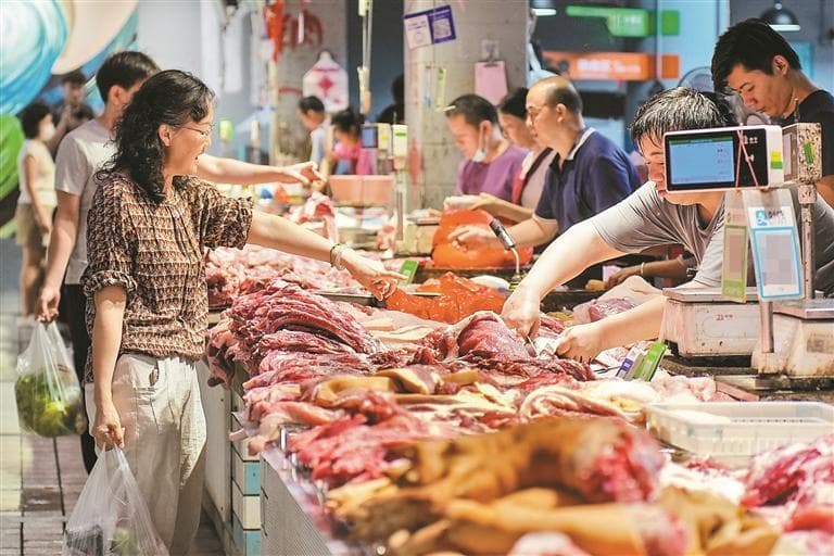 记者走访市场发现肉价“冰火两重天” 牛肉价“节节退” 猪肉价“蹭蹭上”