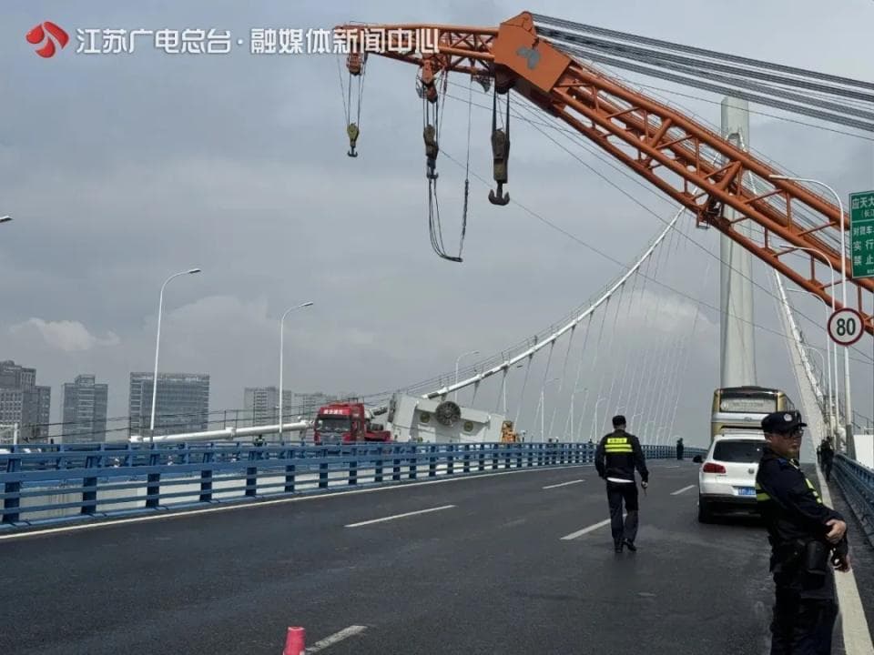 货车侧翻，桥梁局部构件受损！南京通报“应天大街隧道夹江桥交通事故”