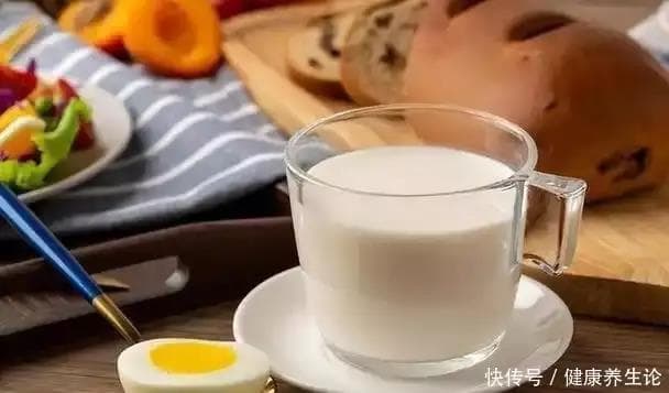 中老年人喝牛奶，早上晚上喝不对？牢记这2个黄金时间最好