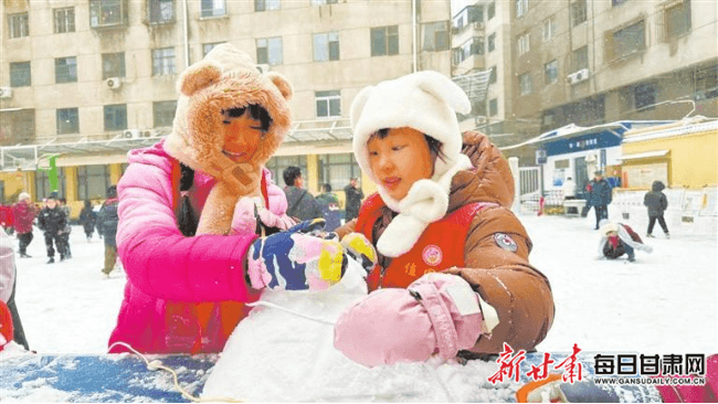 兰州：一场冬雪，校园“乐”翻天