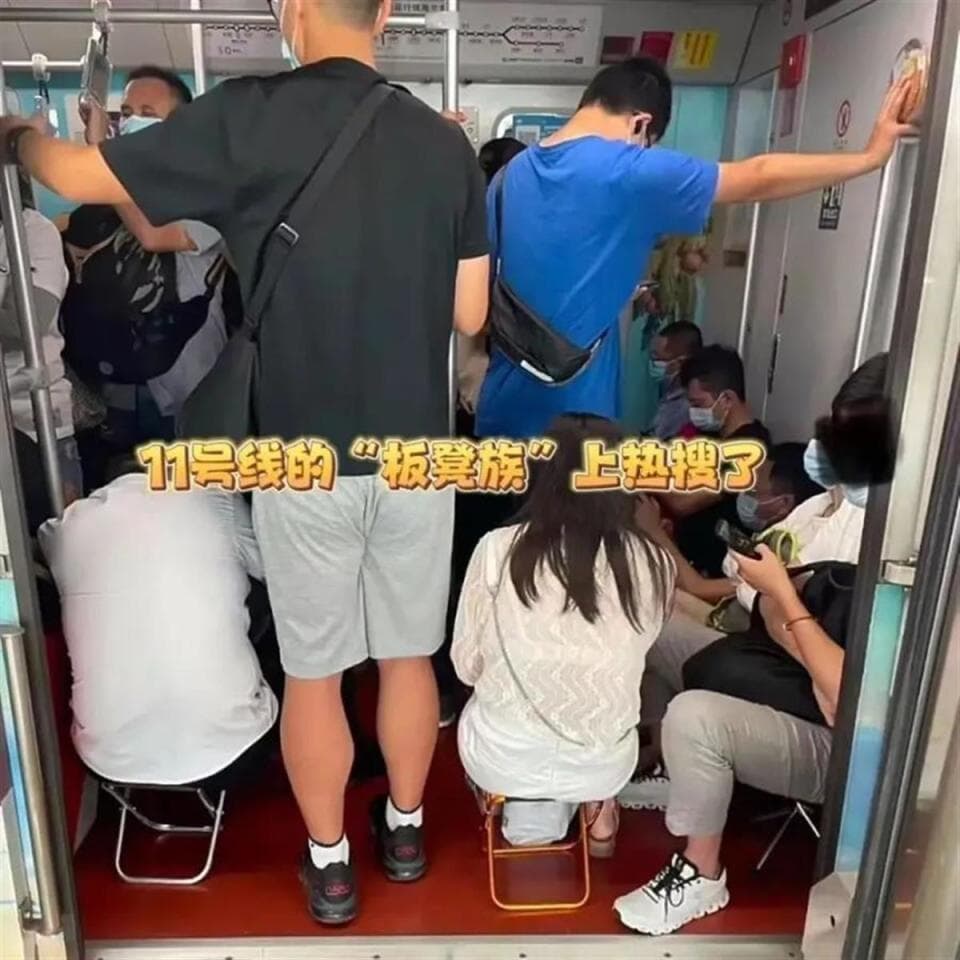 地铁“板凳族”让人进退两难，有没有好的解决办法