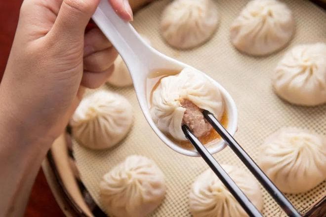 历史的尘埃‖先喝汤再入口，最鲜香不过一屉小笼包