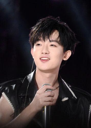 李明德直播封禁后转战酒吧驻唱，艺人转型困境引发热议