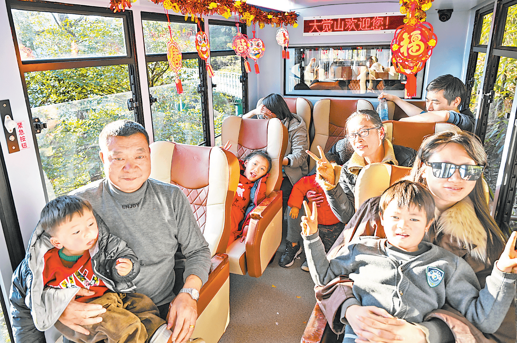 资溪县：大觉山“悬崖动车”穿行山谷云海间