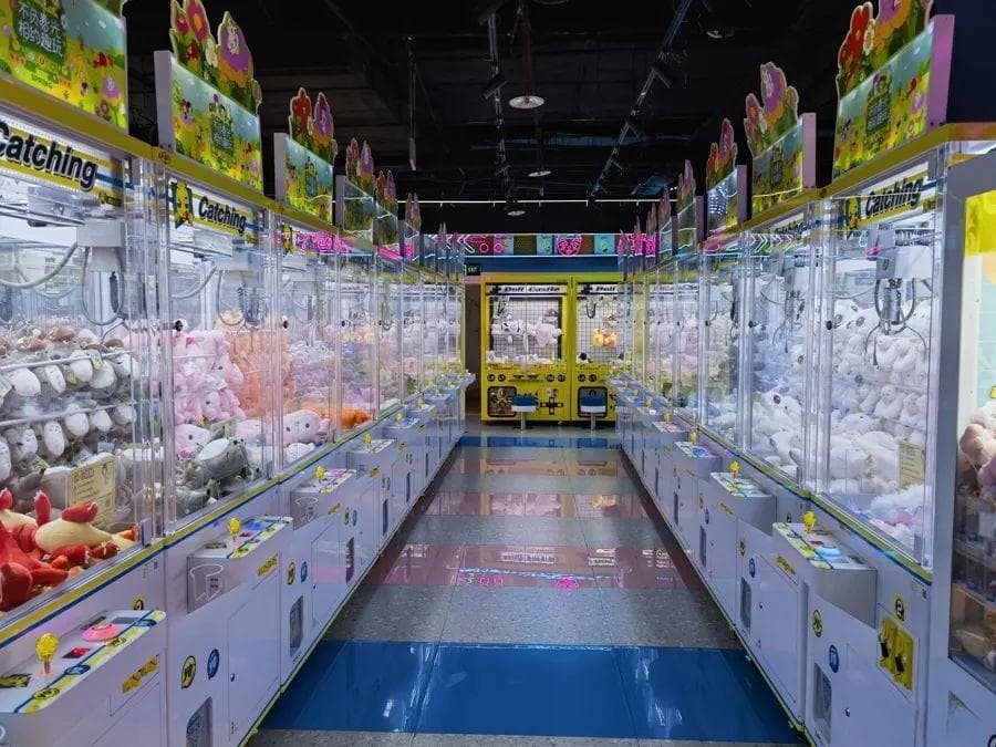 娃娃机玩偶可能含一级致癌物？实地调查：55台机器，30台里是“三无”娃娃