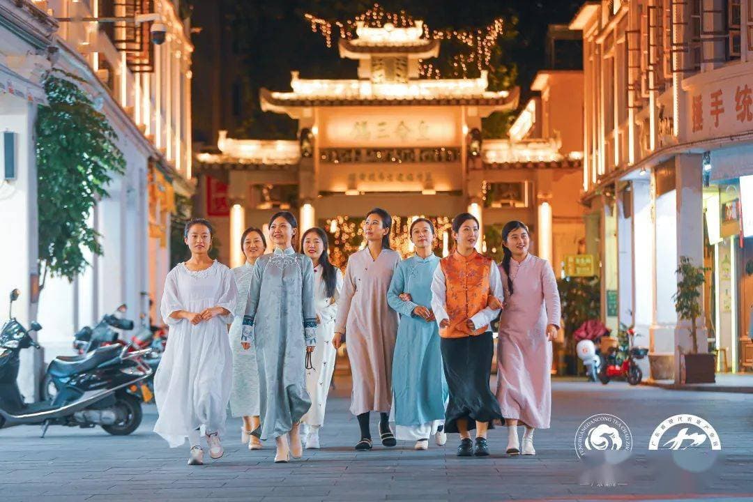 “新中式”爆火，不妨看一看茶服