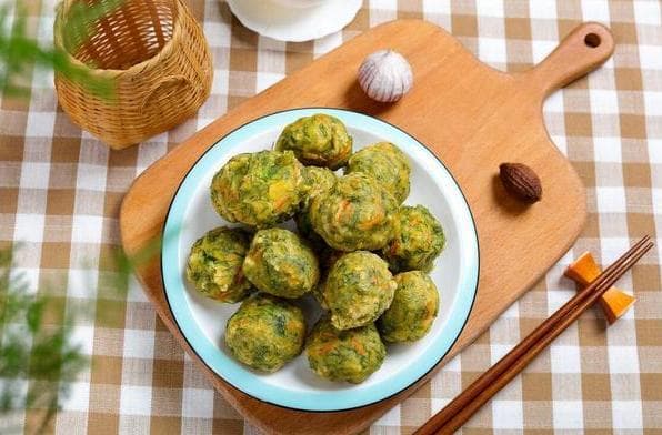 荠菜炸丸子，胜过包饺子好吃，外酥里嫩，鲜香味美，还不油腻