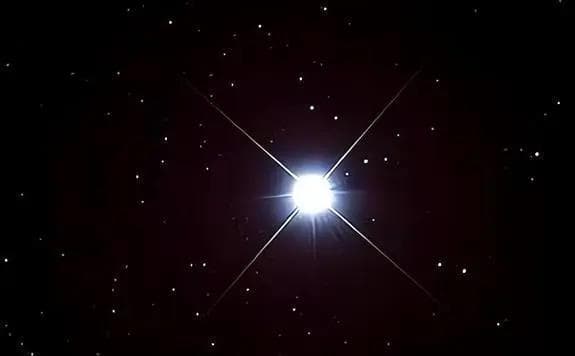 距离地球仅8.6光年的天狼星，会发生超新星爆发吗？
