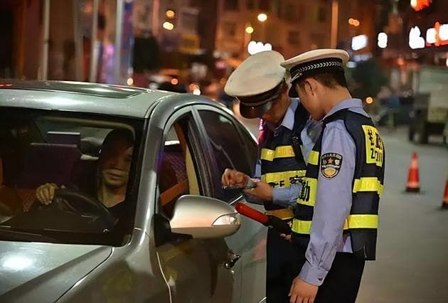 交警判定的结果不一定有效：酒后坐在车里不开不等于酒驾