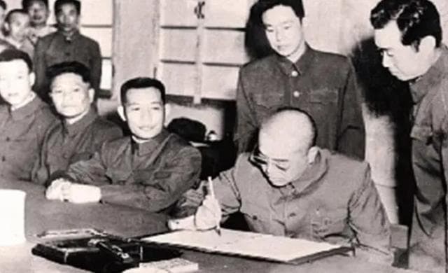 邓华一生战功显著，为何替彭老总仗义执言后，却被撤销了职务