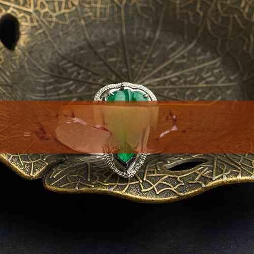 璁茬之光：玉狼牙吊坠的神秘讲究与魅力解析