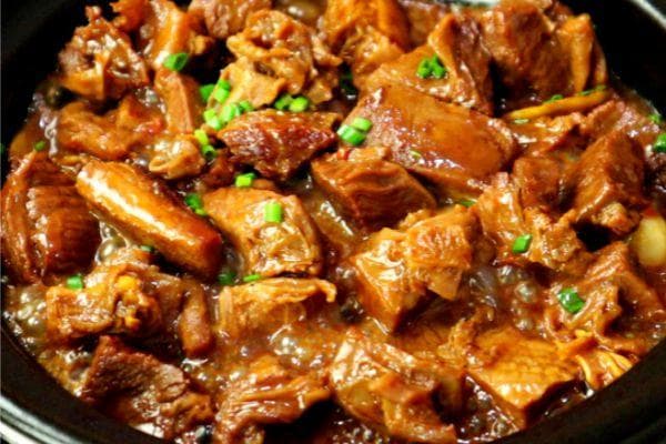 牛腩，牛肉中肉质带有筋、肉、油花的部分，非常适合慢炖至软烂
