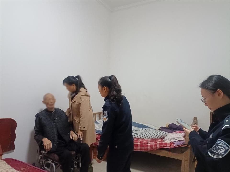 父亲瘫痪需要身份证就医，市民发来一个信息，户籍民警上门办证解民忧