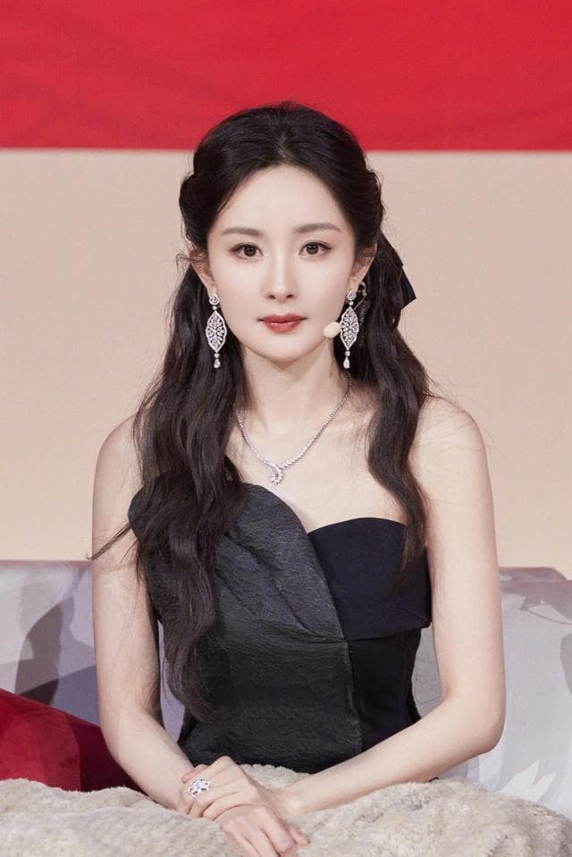 杨幂：争议不断却稳居一线，她究竟凭啥 “长红”？