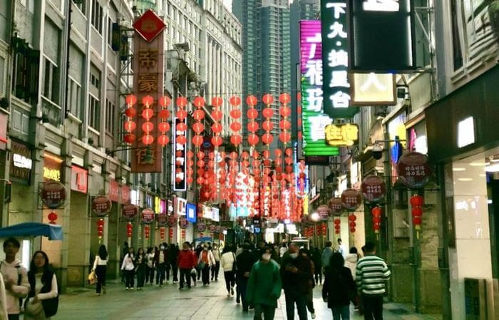 蛇年年夜饭怎么吃？有人提前一年预订餐厅，有人把厨师请上门