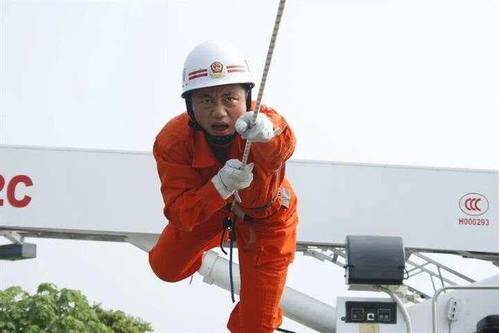 4楼攀爬绳索这样练，提高速度和技巧！你get到了吗？