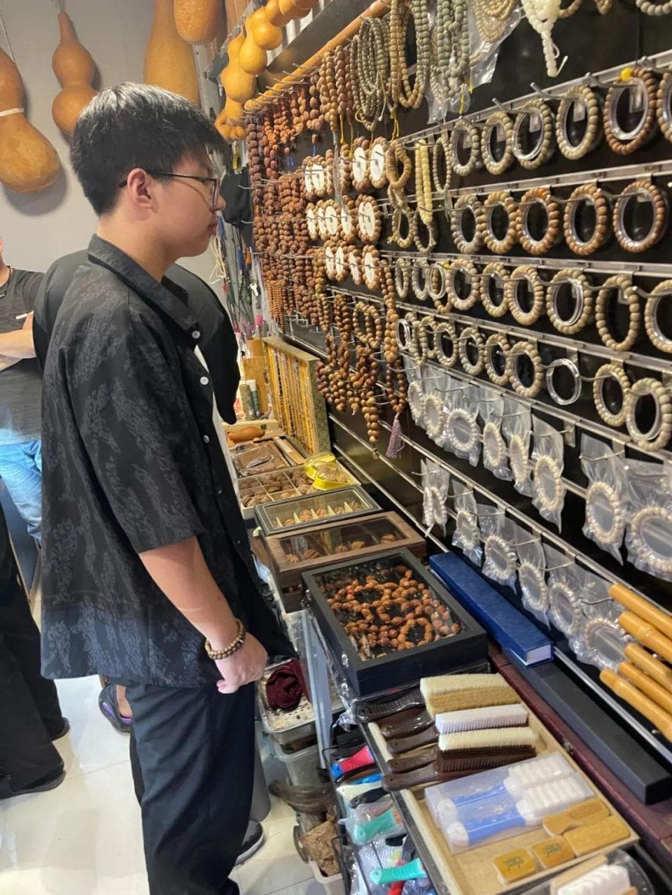 文玩变潮玩：年轻人纷纷"入坑"盘串大军