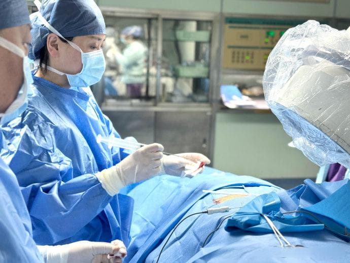 低温等离子髓核消融术：腰椎间盘突出的“微创修复术”