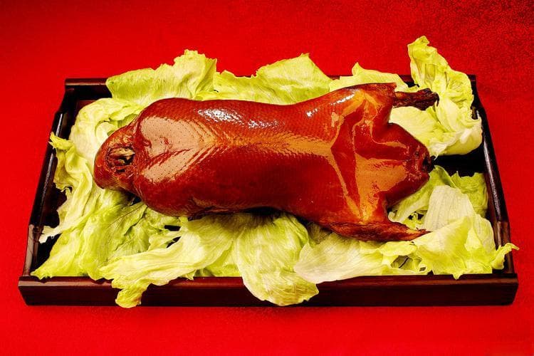 北京烤鸭：京城美食的璀璨明珠，传统与创新的完美融合
