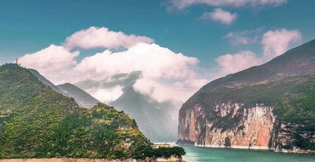 瞿塘峡：长江三峡的惊险开篇，自然与历史的交响乐章