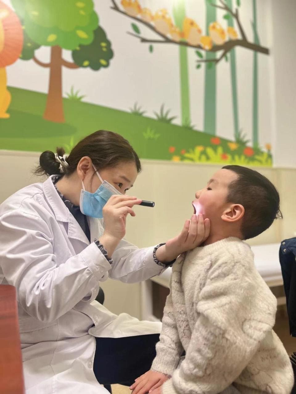 换季期婴幼儿如何穿衣？来看专家支招
