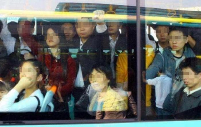 公交车人挤人不罚，为啥私家车多个婴儿要扣6分？交警说出原因