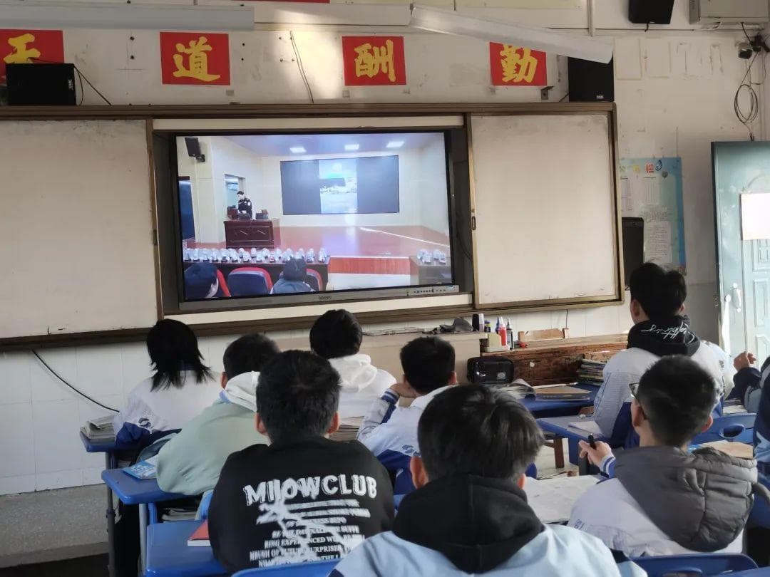 禁毒宣传进校园 守护青春不“毒”行
