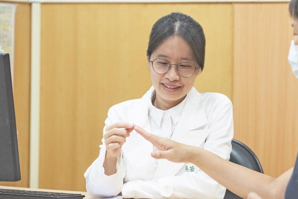 手指关节莫名肿胀 男大学生竟罹罕见指部厚皮症
