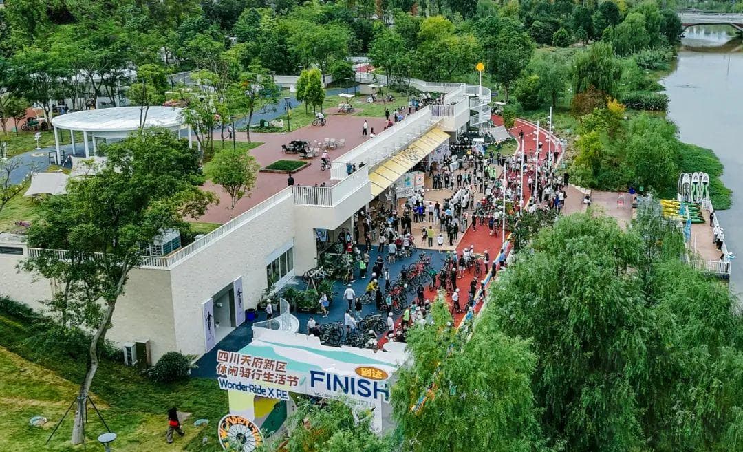 经过溪水穿过城市，骑行就是这么美
