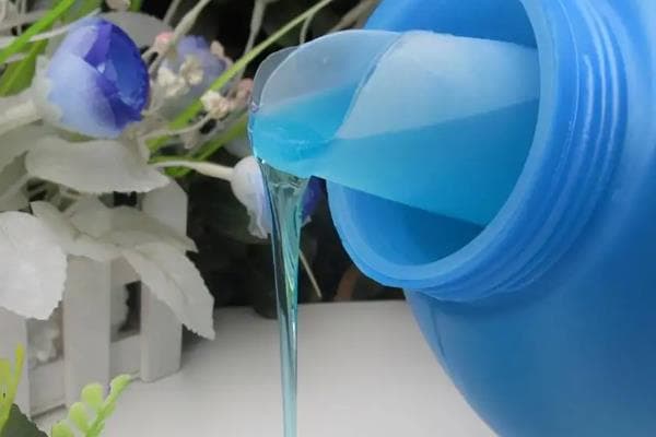消毒液和洗衣液一起使用行不行?易把彩衣服漂白(不建议)