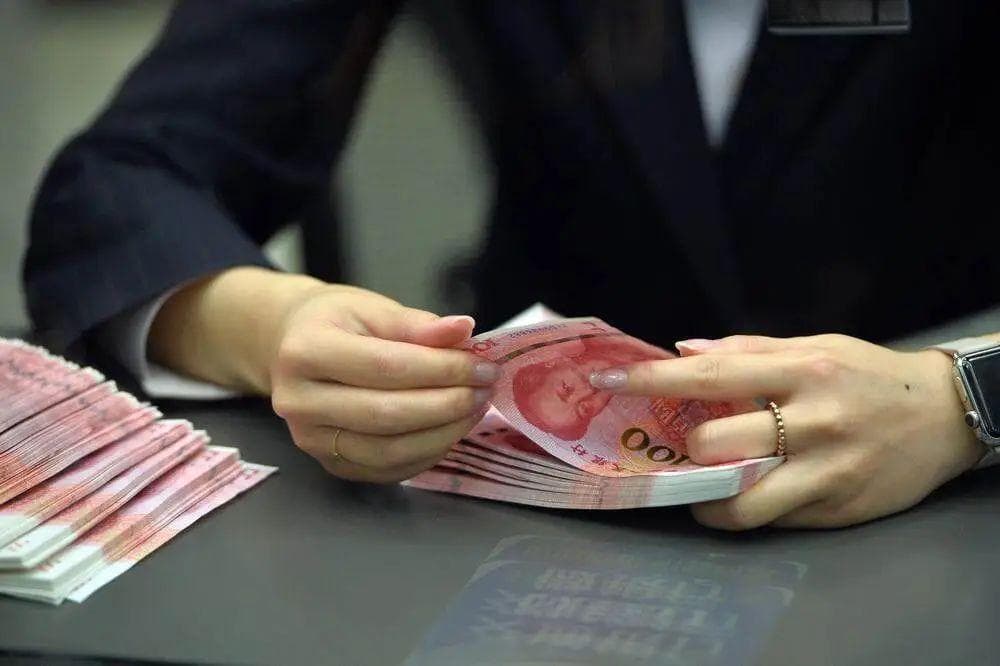 最低降至2.5%！多家银行下调消费贷利率，未来趋势分析→