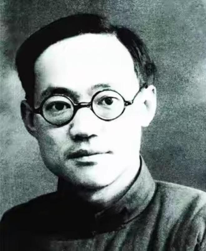 文学巨匠巴金，将妻子的骨灰盒放在枕边33年，一生坚守爱的承诺