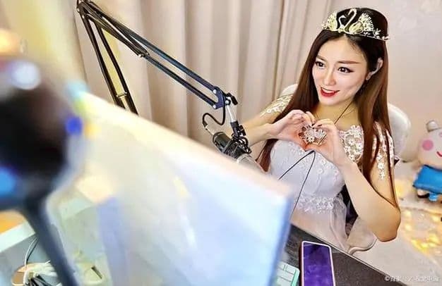 网络直播中的爱情与欺骗：女主播与榜一大哥的情感纠葛