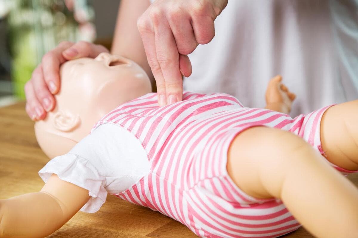 宝宝突发意外怎么办？婴儿心肺复苏（CPR）全指南，新手爸妈必学