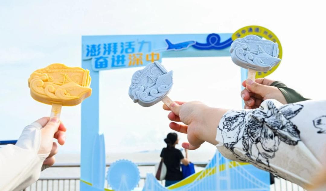 深中通道海上观光航线开通，游客可乘“海上彩虹号”近距离游览