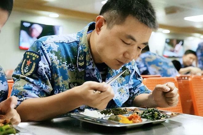 在中国航母当兵多爽？有3600多房间，一天能吃7顿饭