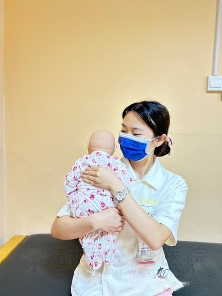 宝宝吐奶怎么办？别慌，产科医生教你几招正确应对