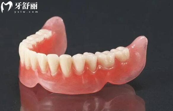 吸附性义齿与普通假牙的区别：从固定方式到使用寿命的全面解析