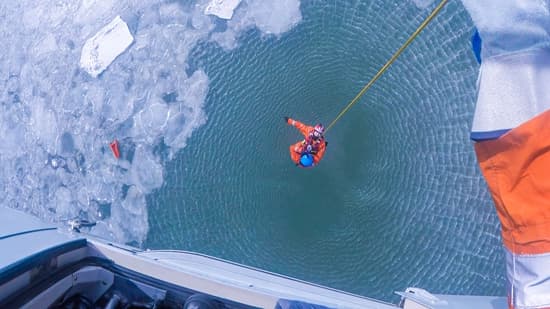 生死救援：记海军舰载航空兵某团空中搜救员张闯