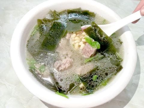 海带黄豆排骨汤：汤鲜味美，利湿健脾