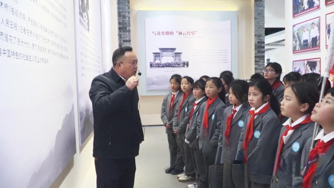 关岭各学校开展学雷锋志愿服务活动