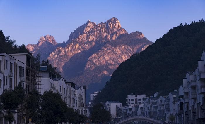 黄山山顶上有多少命悬一线的巨石，它们还能悬立多久？
