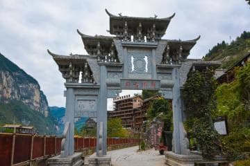 挂在悬崖上的千年古镇！龚滩古镇旅游攻略，重庆游玩必打卡
