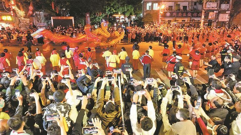 时隔近20年 踩街民俗重现同安街头
