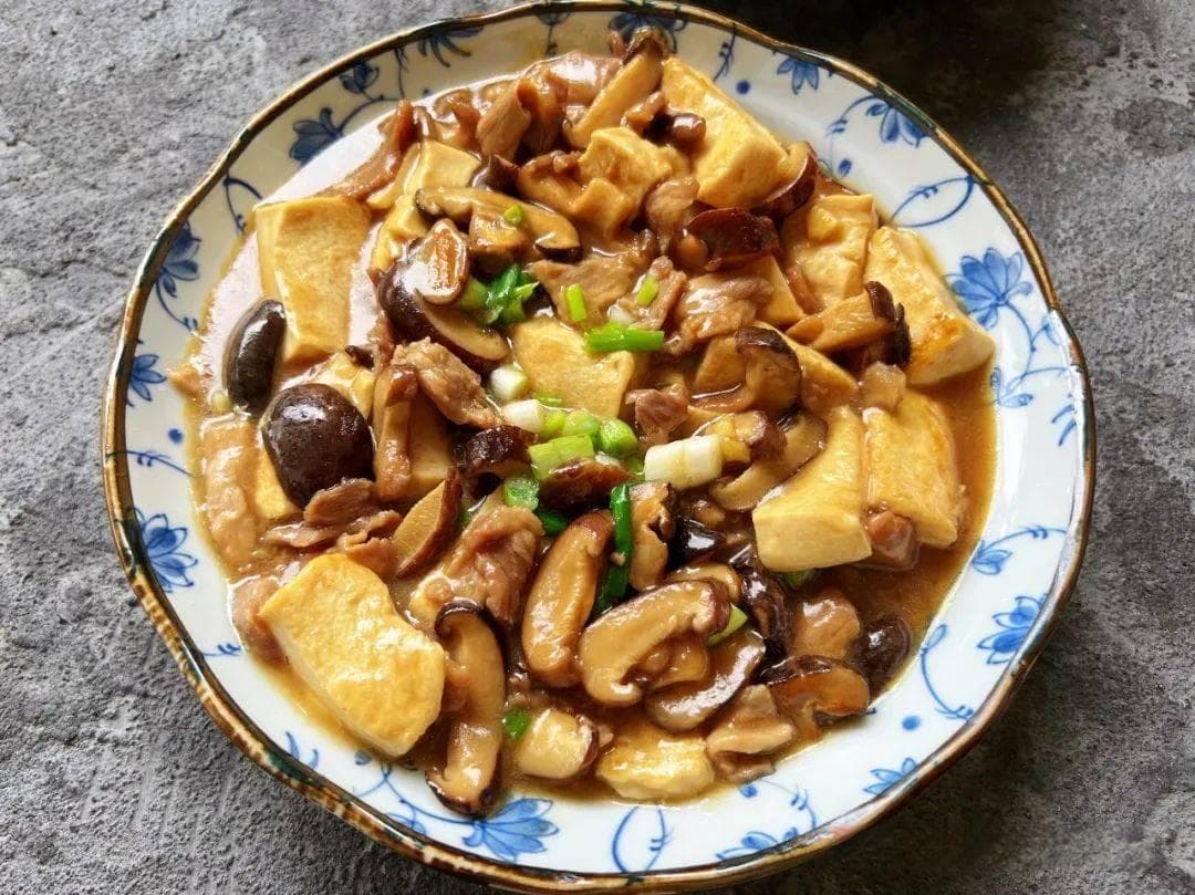 豆腐香菇炒肉：鲜香四溢的家常美食