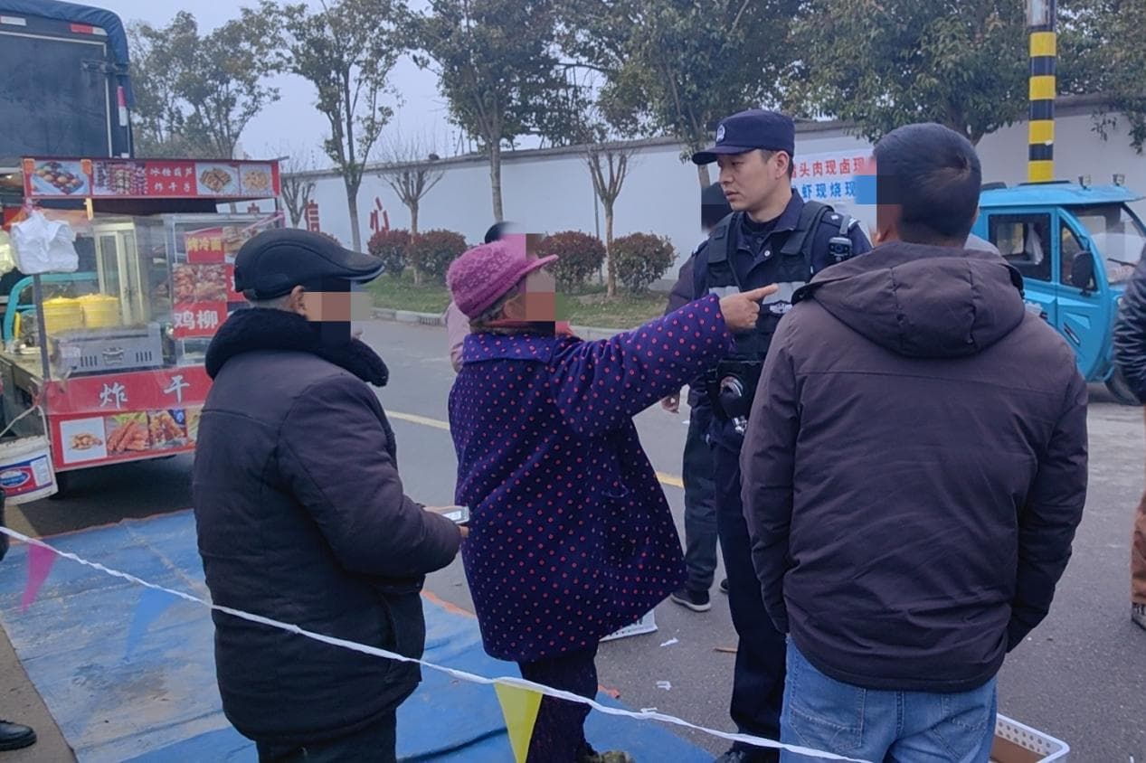 摊位之争起冲突 民警调解化纠纷