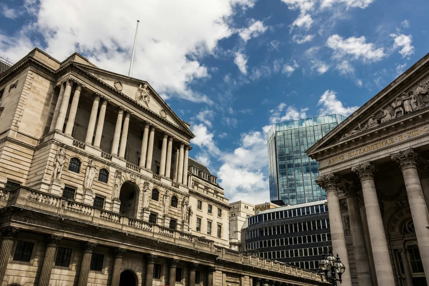 英镑暴跌，人民币汇率如何应对？