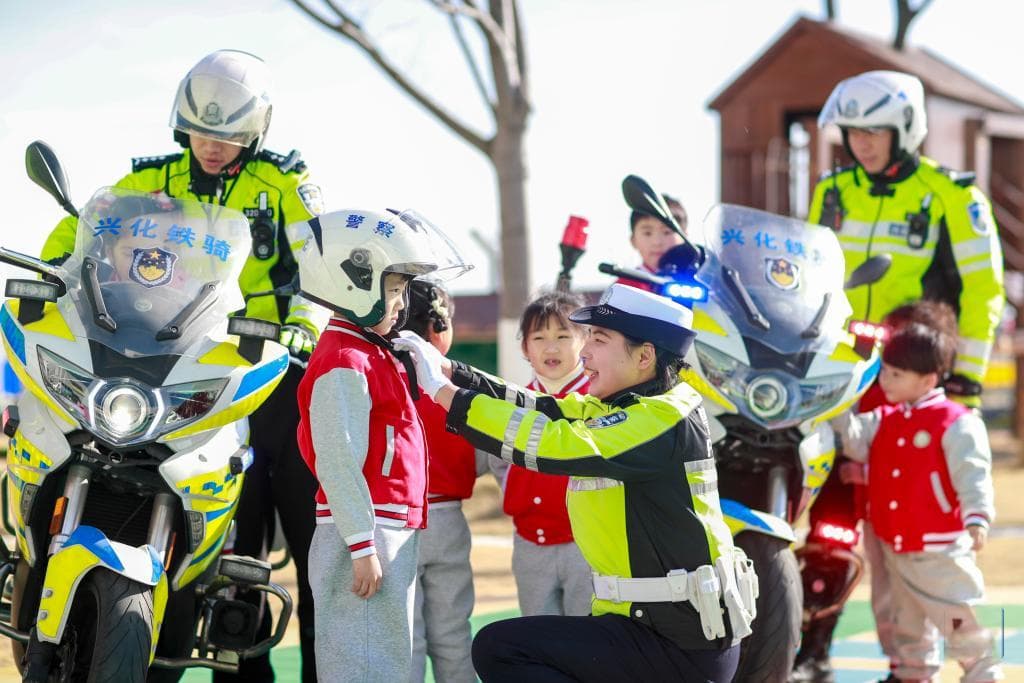 第五个中国人民警察节：各地开展主题活动增进警民关系
